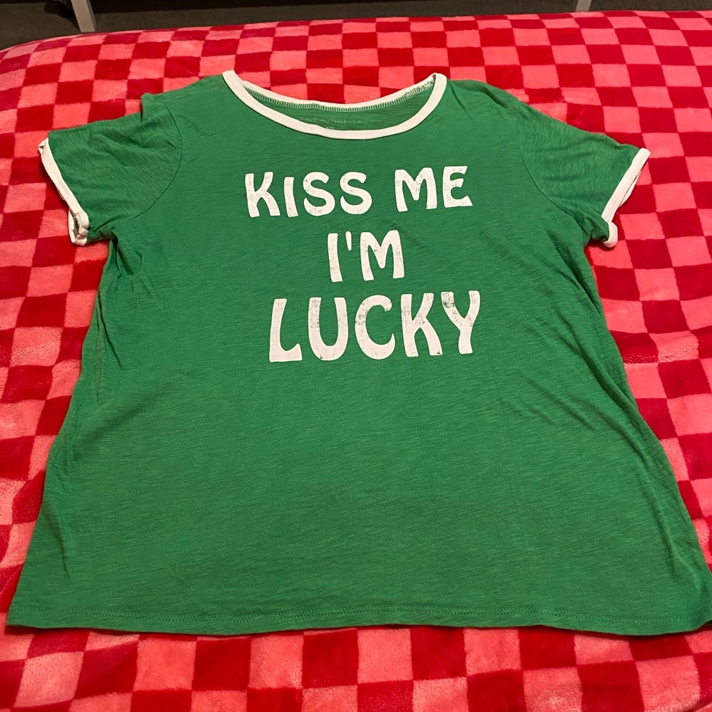 MKelly green and white ‘kiss me I’m lucky’ short sleeve top